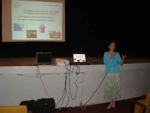 Maestra Ofrece Ponencia sobre Mercadotecnia