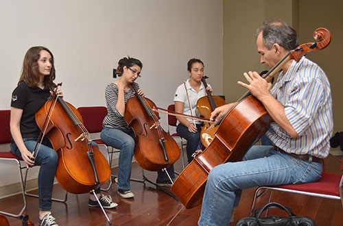 Experto chelista imparte máster class