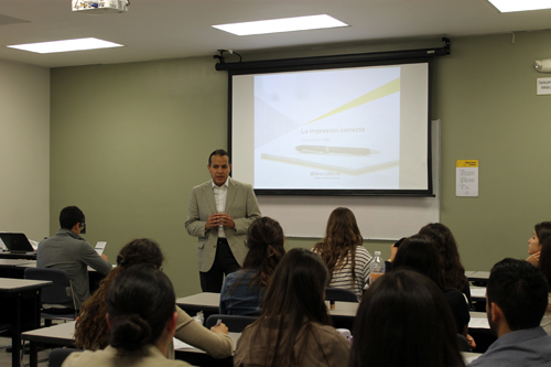 Asisten a pláticas con Ernst & Young