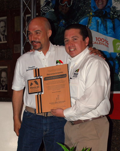 Egresado hace cima en el Everest