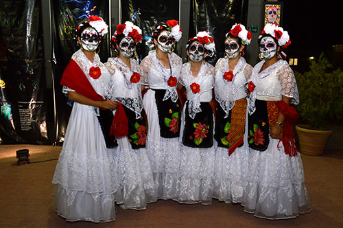 Celebran tradicional Día de Muertos