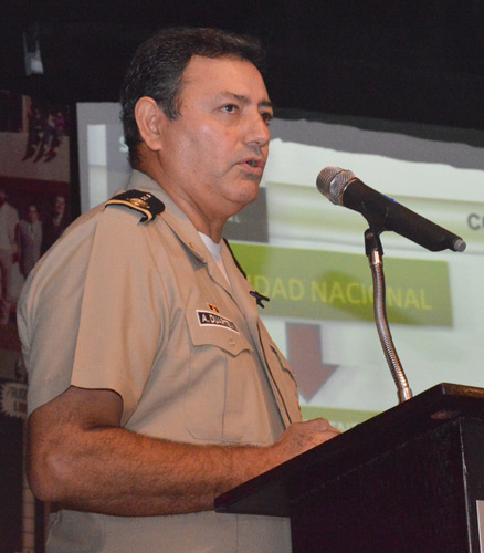 Comandante ofrece conferencia