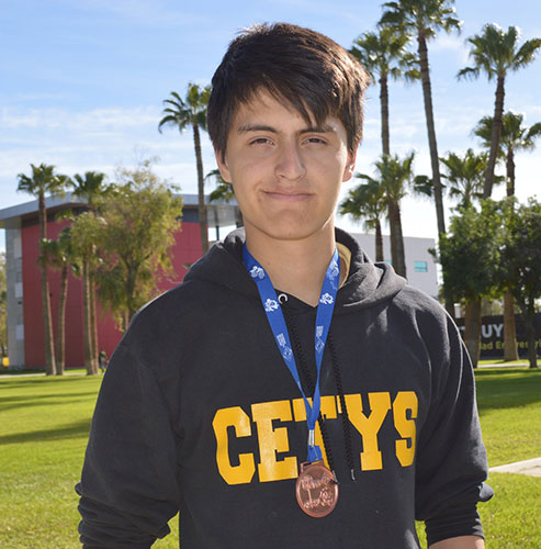Logra bronce en Olimpiada Matemática