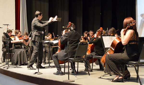 Estudia con beca cultural y forma parte de la Orquesta de Cámara de CETYS Universidad