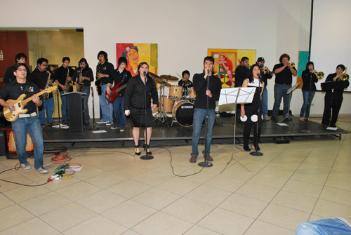 Deleitan con su ritmo a extranjeros