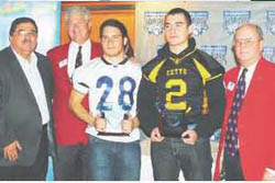 Premian a jugador de americano