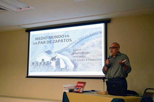 Expone Medio mundo en un par de zapatos