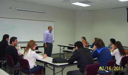 Profesionista exitoso platica con alumnos