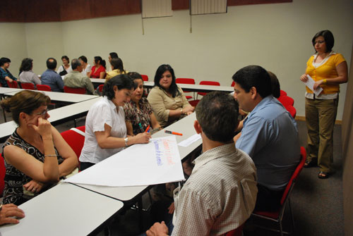 Padres de Familia Participan en Taller