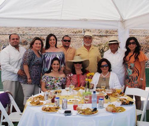 Apoyan becas en concurso de paellas