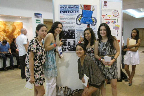 Estudiantes realizan investigaciones