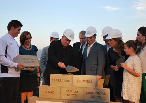 Colocan Primera Piedra del Gimnasio  Auditorio Rodrigo Valle H