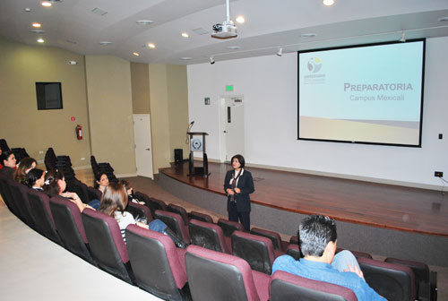 Reciben a padres de nuevos bachilleres