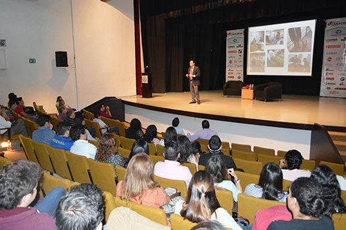 Asisten a Conferencias Magistrales