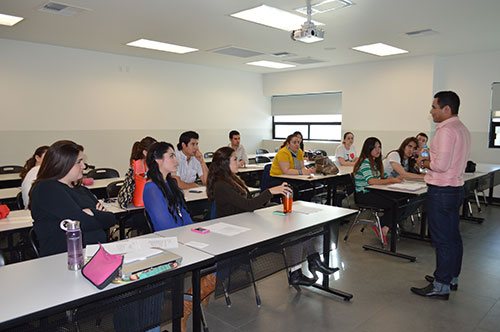 Empresarios brindan consejos a alumnos