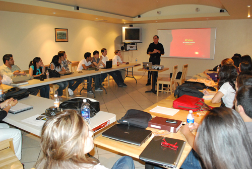 Directivo comparte experiencia profesional