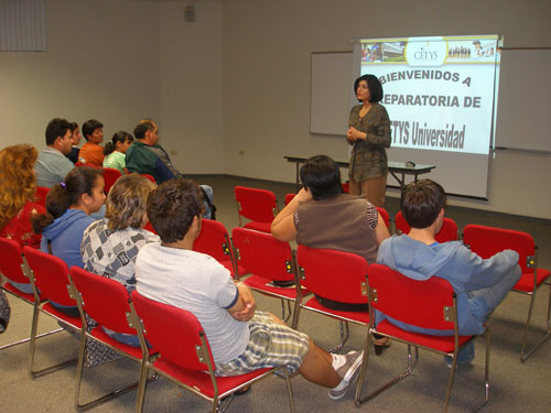 Padres de Futuros Estudiantes Asisten a Plática