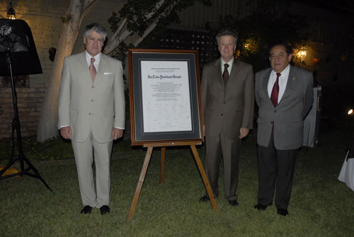 Emotivo Reconocimiento al Lic. Carlos Postlethwaite