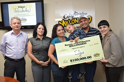 Recibe cheque por 150 mil pesos