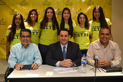 Basquetbolistas reciben a oponentes