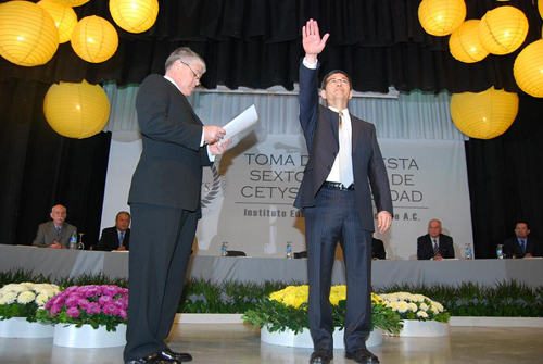 Rinde Protesta Dr. León García León