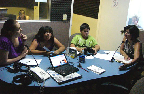 Comparten conocimiento en radio