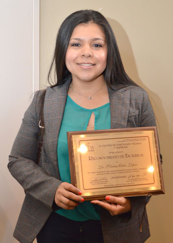Reciben distintivo maestros de Prepa