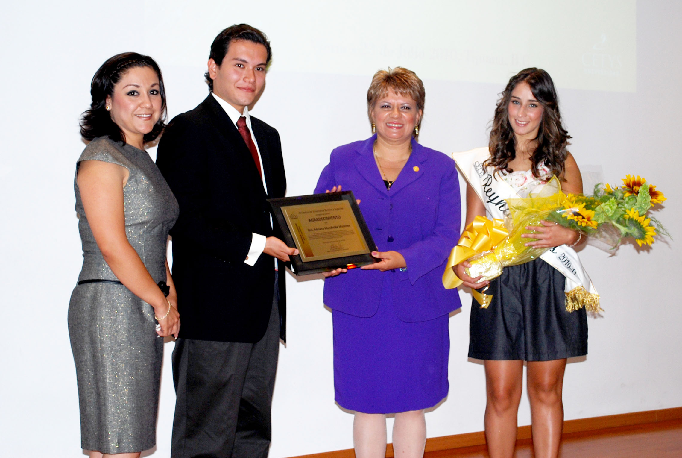 Realizan ceremonia de agradecimiento a Dra. Adriana Mendioléa