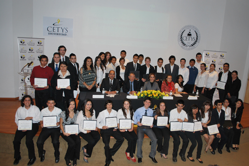 Reconocen a egresados sobresalientes