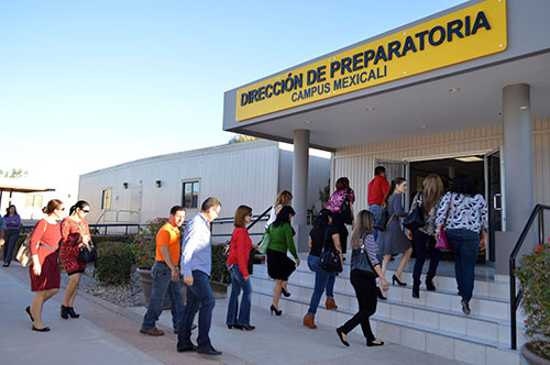 Papás visitan el campus