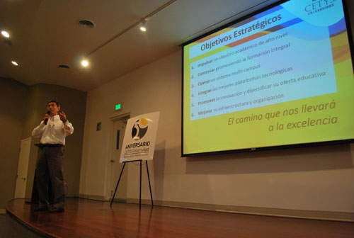 Egresados conocen el futuro de su Alma Mater