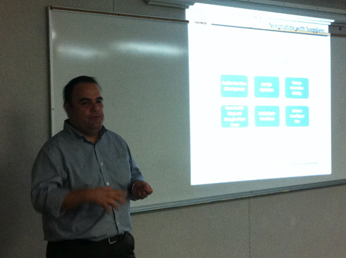 Comparte su experiencia a estudiantes