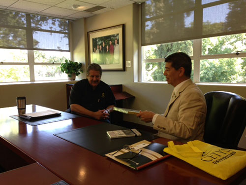 Hace alianza con California State University