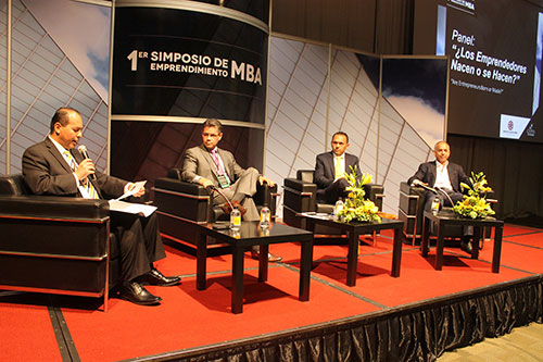 En puerta Simposio de Emprendimiento