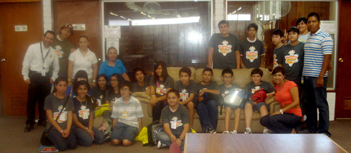 Adolescentes visitan la casa de los Zorros