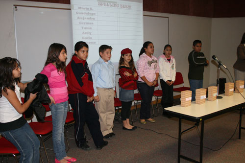 Participan Niños en Concurso de Deletreo