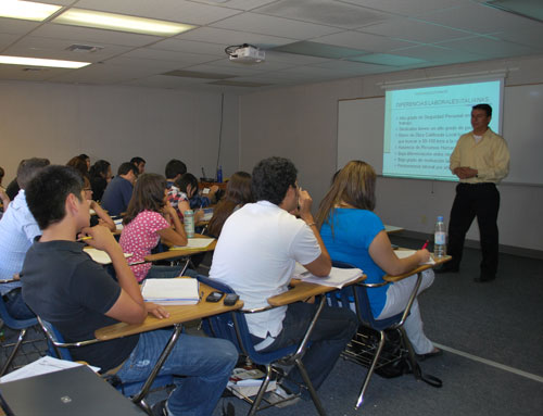 Reciben plática sobre firmas internacionales