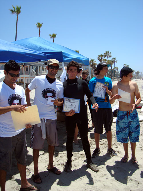 Ganan surfistas en las playas de Mission Beach