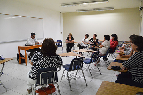 Grupo de lectura recibe al Dr. Gárate