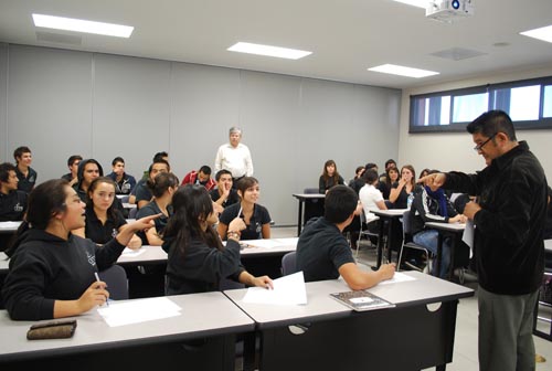 Orientan a Jóvenes en su Vocación