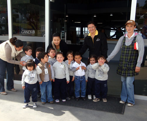 Alumnos del Colegio Mi Casita Visitan la Biblioteca Comunitaria