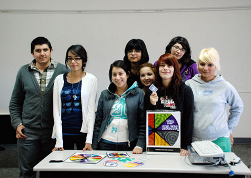 Aplica alumno de Diseño Gráfico juego didáctico a estudiantes