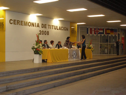 Toman protesta egresados