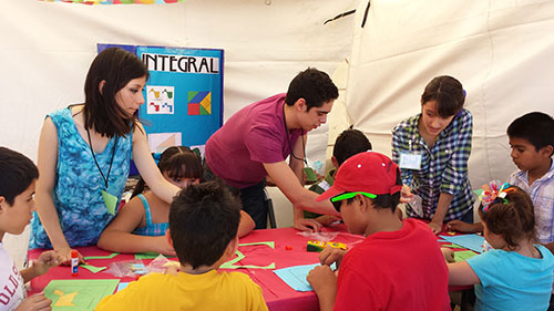Enseñan matemáticas a niños de ONG