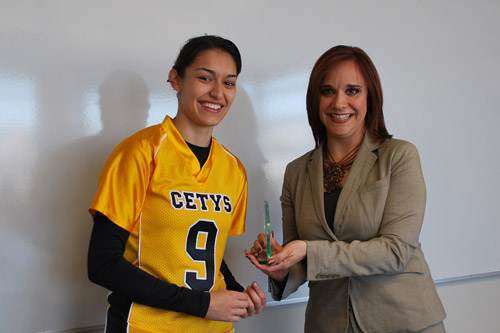 Entregan trofeo a CETYS Universidad