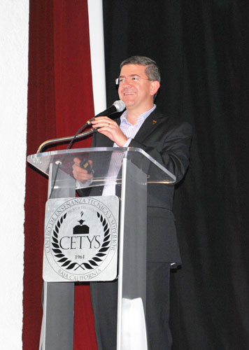 Vega Marín brinda conferencia