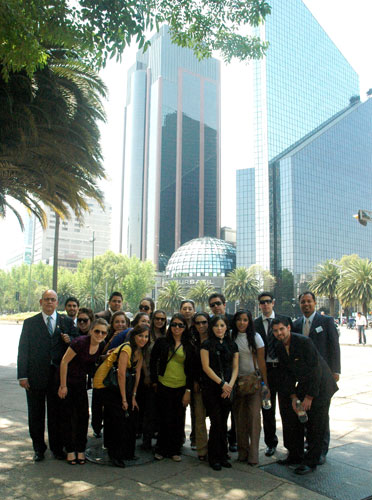 Estudiantes Visitan Bolsa de Valores