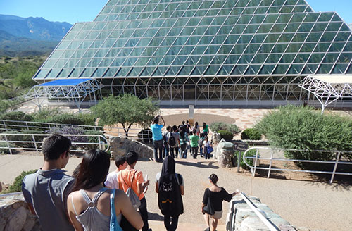 Visitan Biosfera 2 en Tucson, Arizona