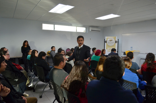 Alcalde de Ensenada charla con universitarios