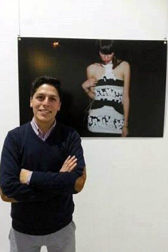 Participa en exposición colectiva